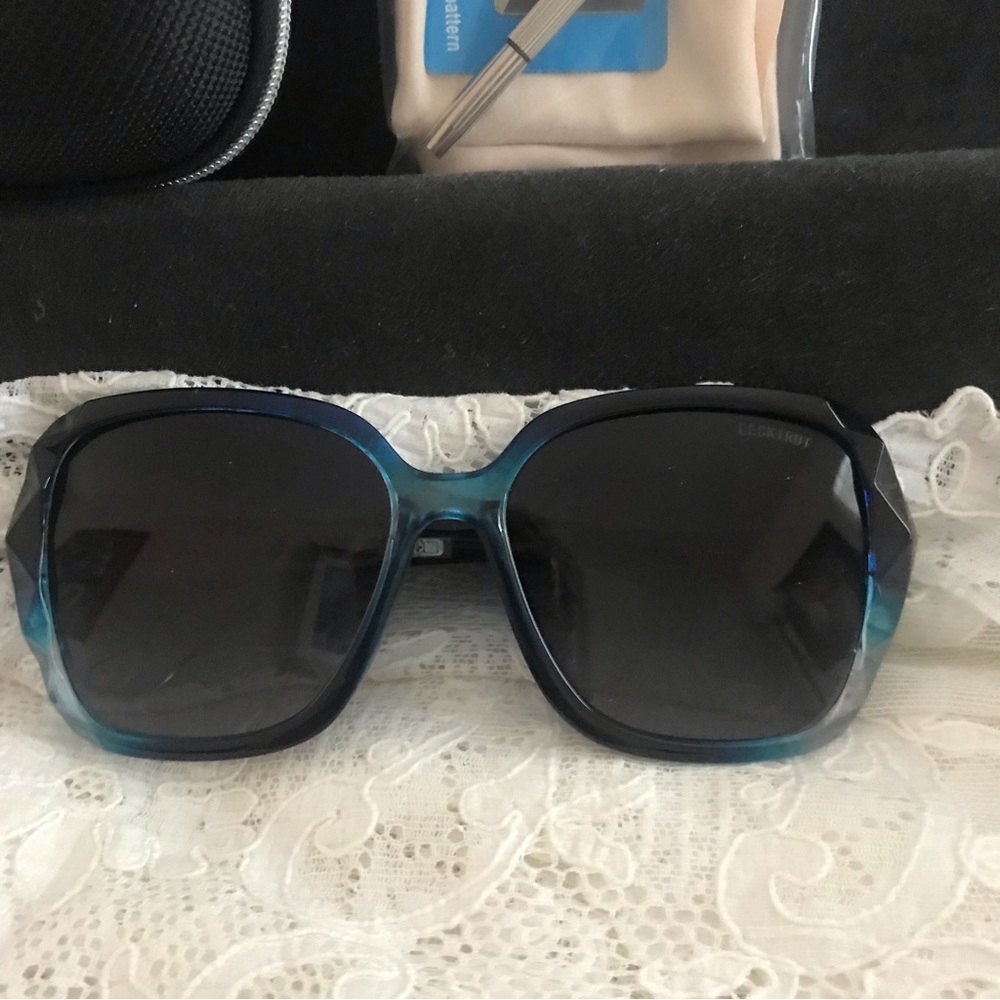 Leckirut sunglasses hard case and tool kit NWOT